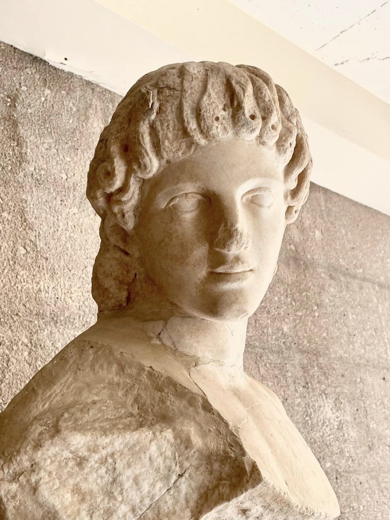 Greek-goddess-statue-in-Corinth